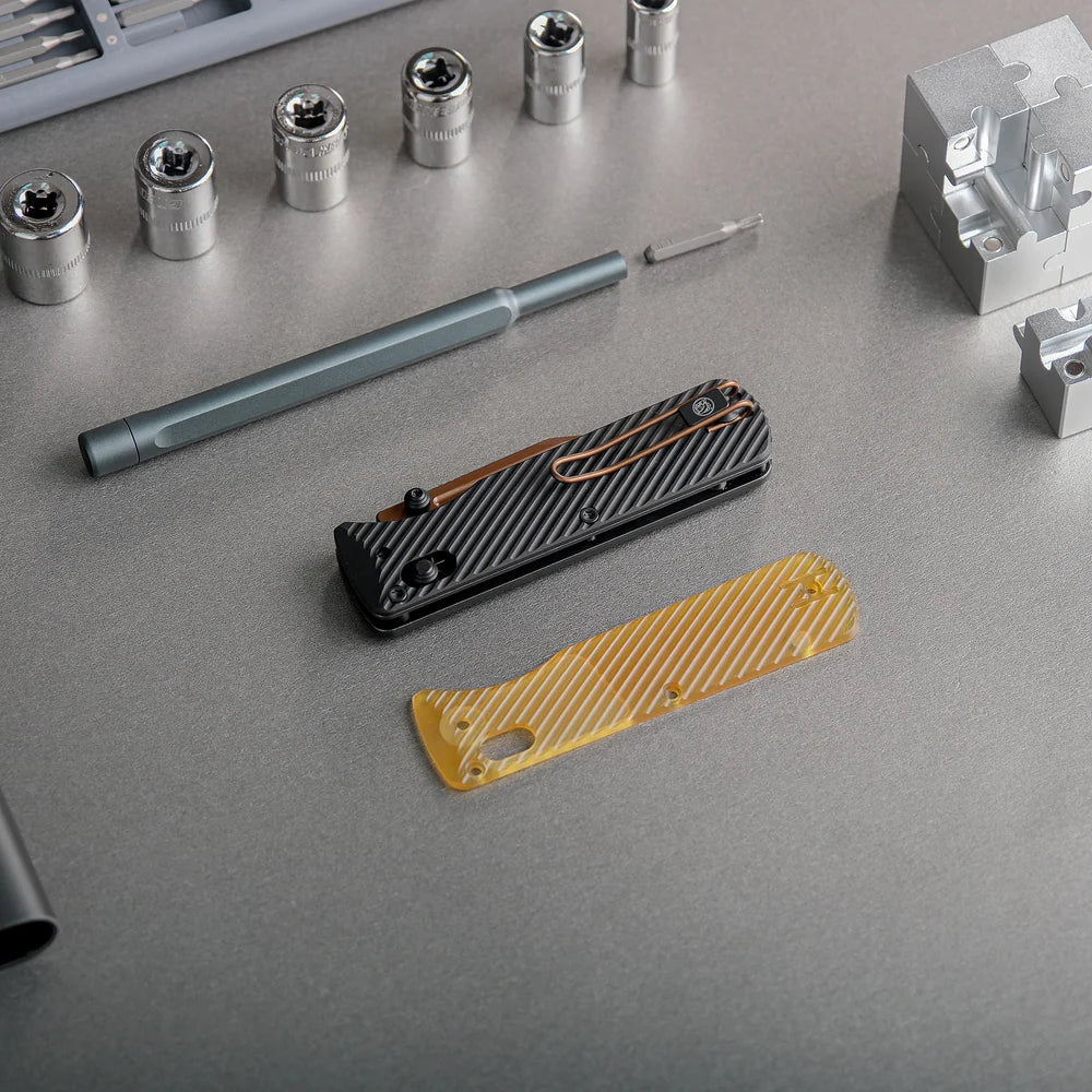 Vombat | Black Aluminium + Copper Dune M390 Clip Point - A4106