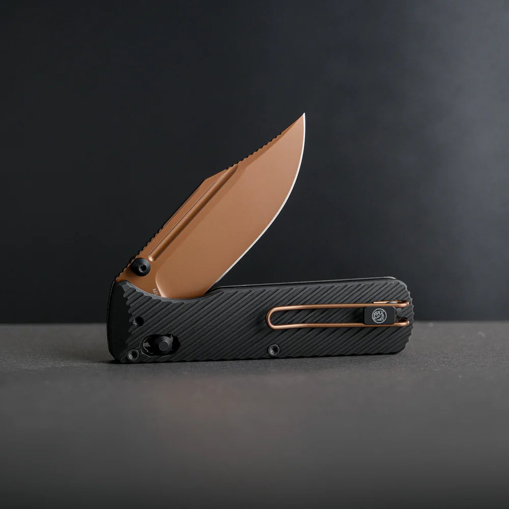 Vombat | Black Aluminium + Copper Dune M390 Clip Point - A4106