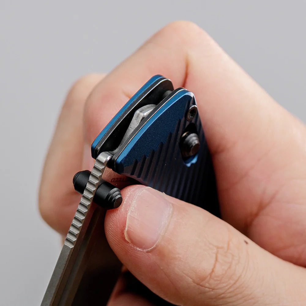 Vombat | Blue Aluminium + M390 Clip Point- A4108