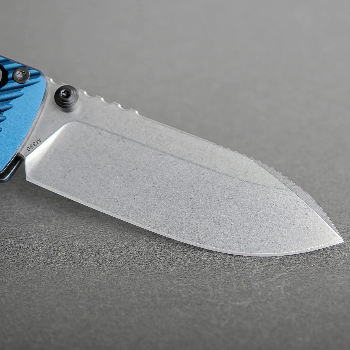 Vombat | Blue Aluminium + M390 Drop Point - A4103