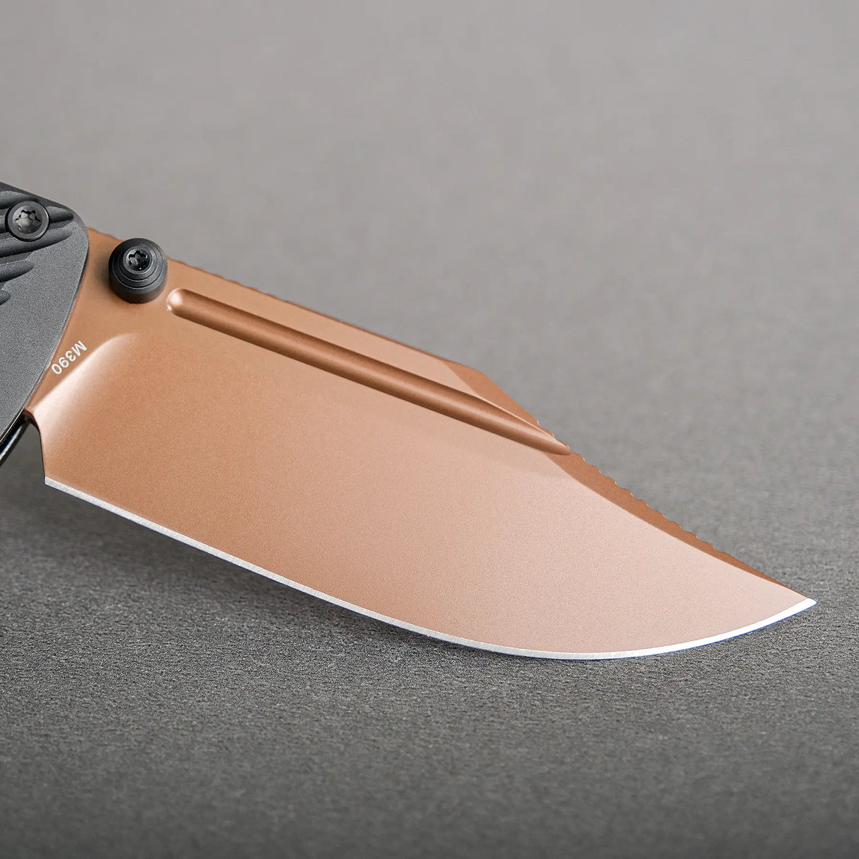 Vombat | Black Aluminium + Copper Dune M390 Clip Point - A4106