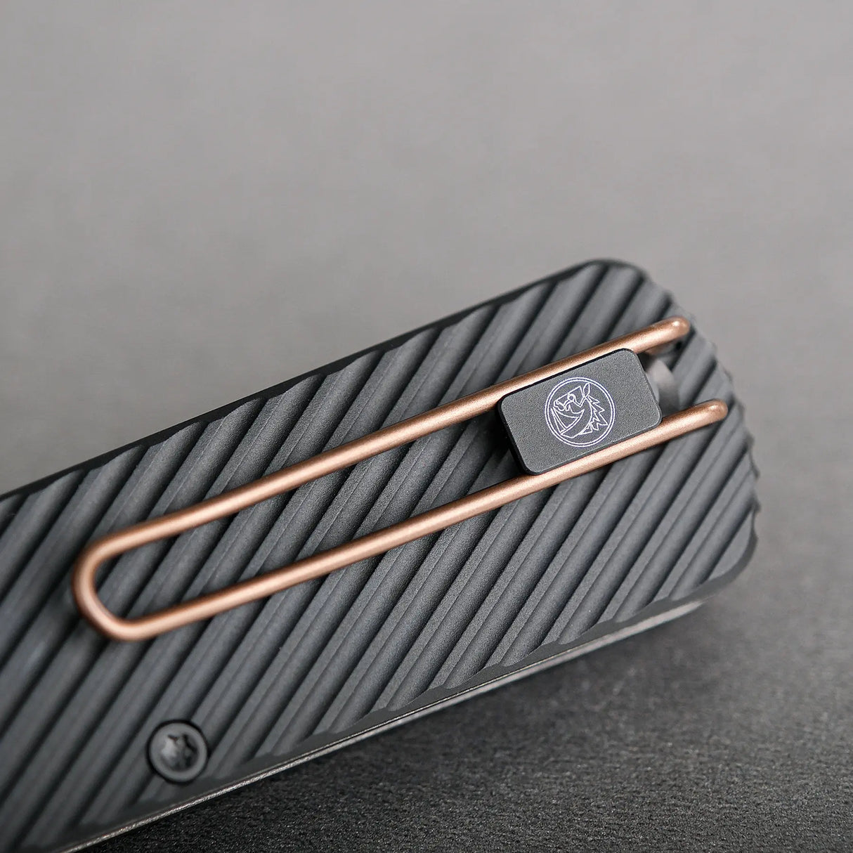 Vombat | Black Aluminium + Copper Dune M390 Clip Point - A4106