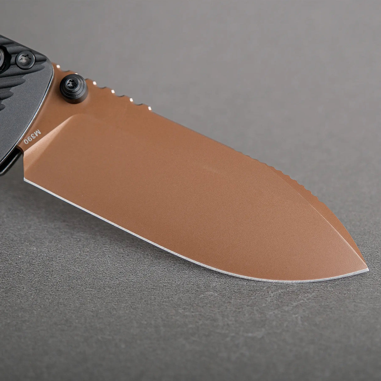 Vombat | Black Aluminium + Copper Dune M390 Drop Point - A4107