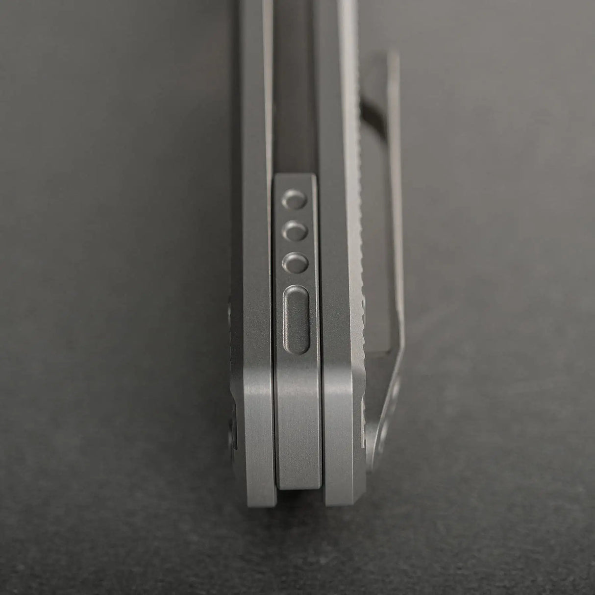 Raccoon V | Grey Titanium + Blackwashed Blade