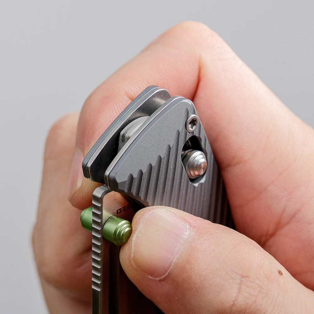 Vombat | Grey Aluminium + M390 Clip Point- A4101