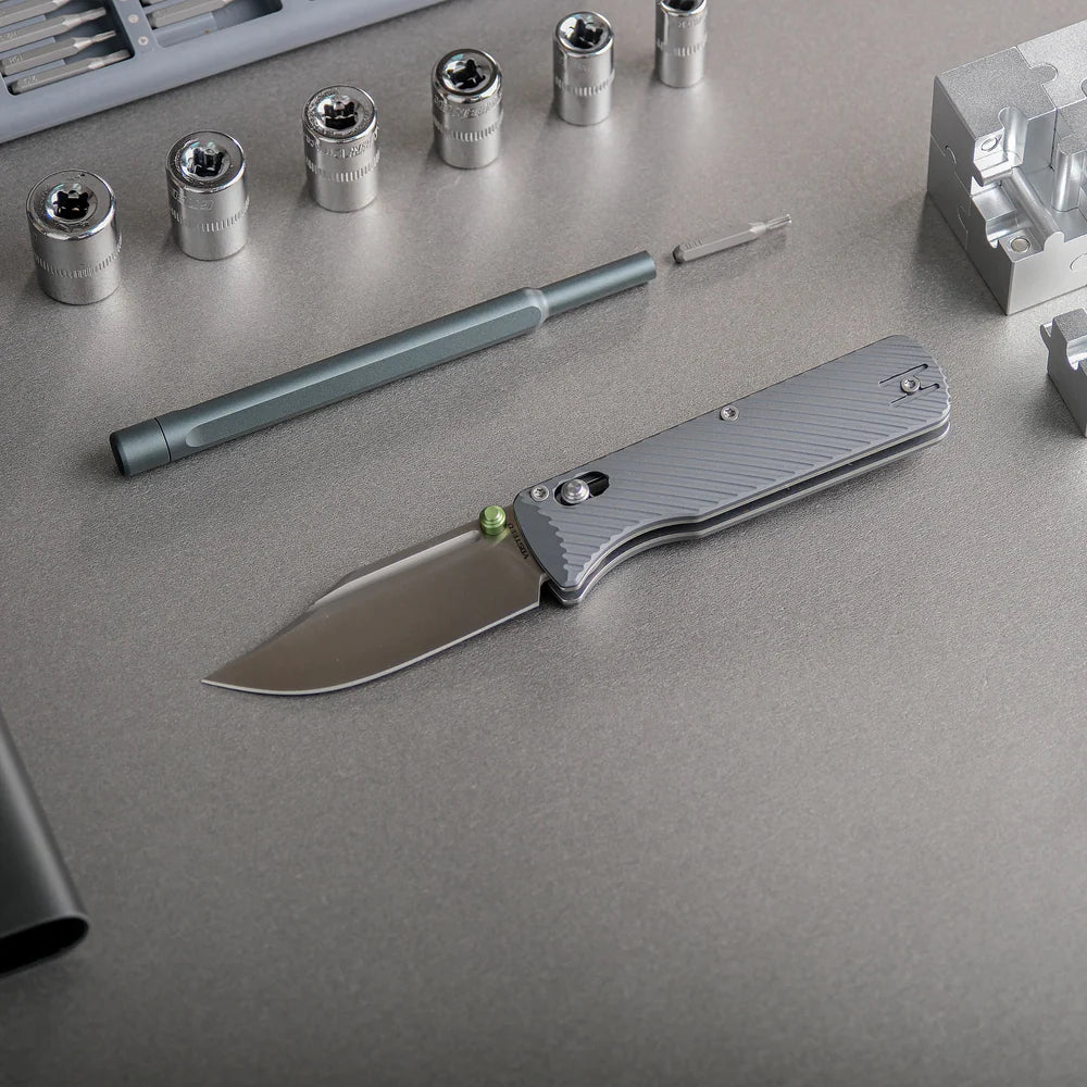 Vombat | Grey Aluminium + M390 Clip Point- A4101