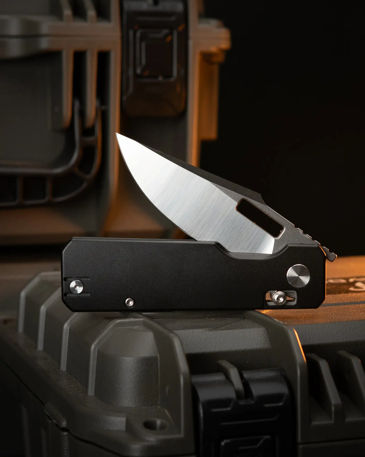 Aura Drop Point | Black Aluminium + Machine Satin 14C28N