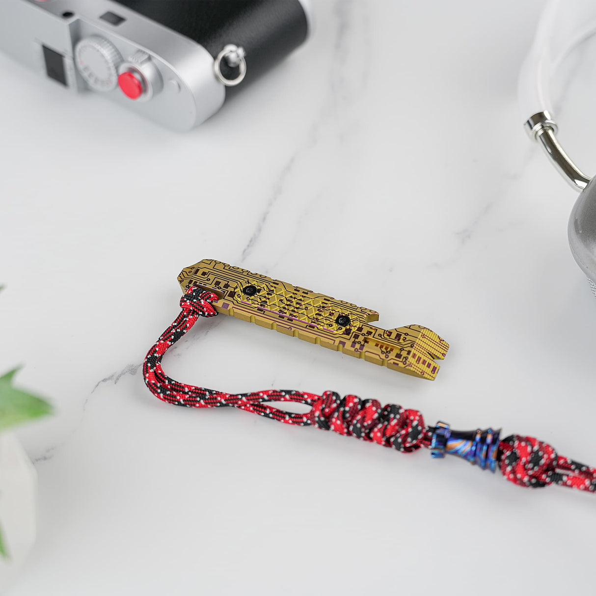 Shark Bomb Prybar 2.0 | Golden Circuit Ti - X0173