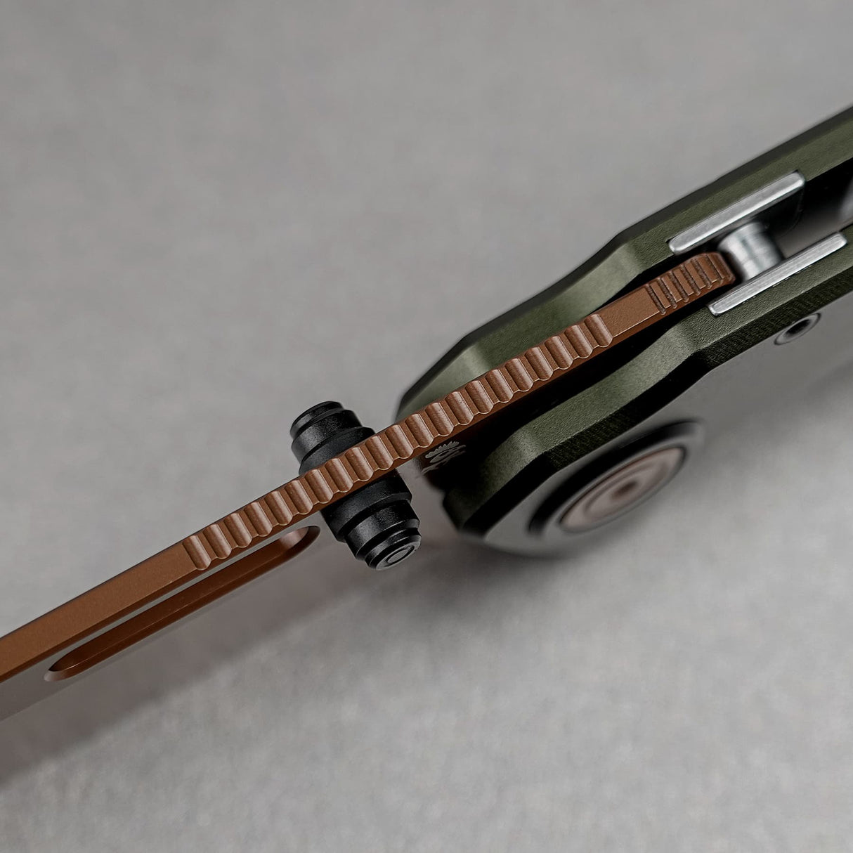 Zander - Vanchor Lock® | Olive Green Aluminium + Coper Dune S35VN - A4604